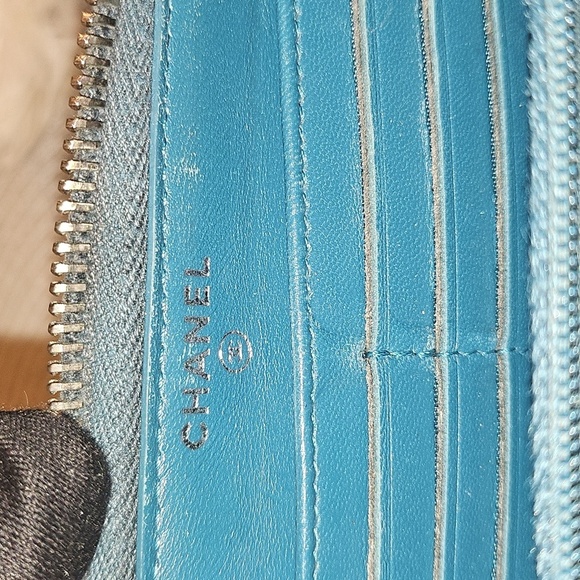 Chanel Black Chevron Lambskin Wallet with Logo - Picture 9 of 12